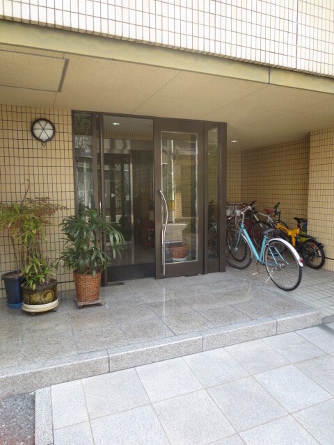 物件外観写真2　(エントランス部分)