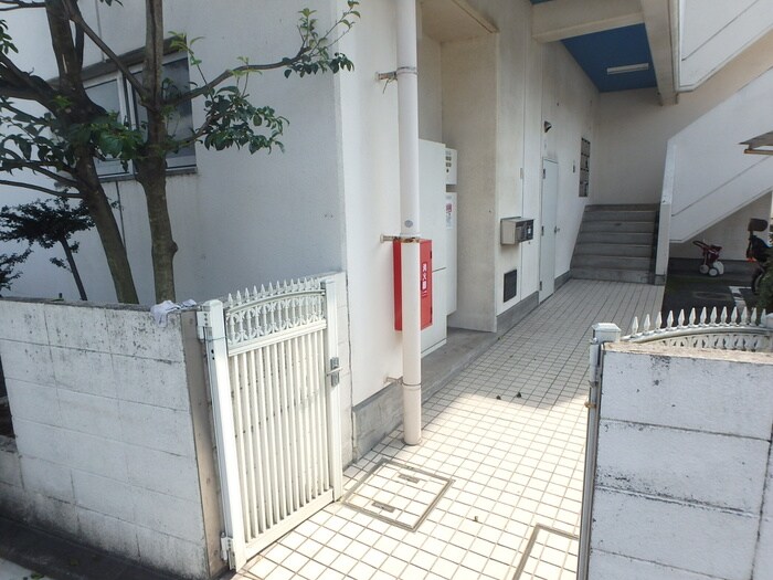 物件外観写真3　(エントランス部分)