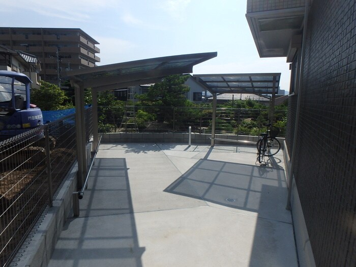 物件外観写真2　(駐輪場)