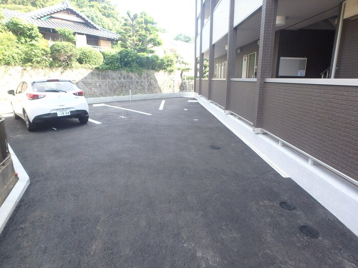 物件外観写真3　(駐車場)