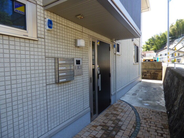 物件外観写真2　(エントランス部分)