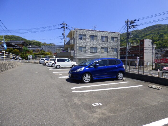 物件外観写真3　(駐車場)