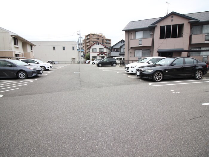 物件外観写真3　(駐車場)