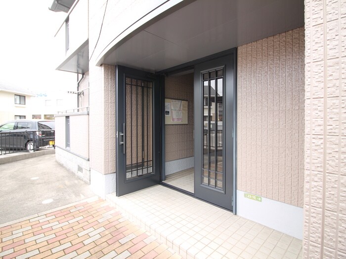 物件外観写真4　(エントランス部分)