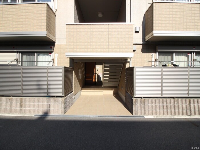 物件外観写真2　(エントランス部分)