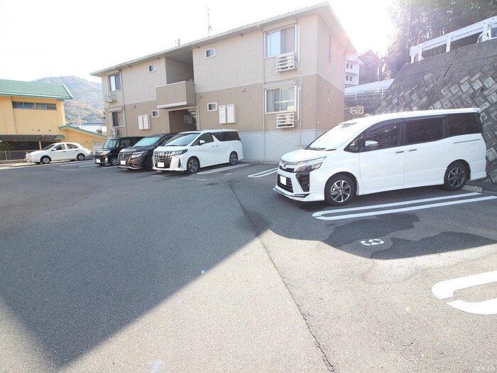 物件外観写真3　(駐車場)