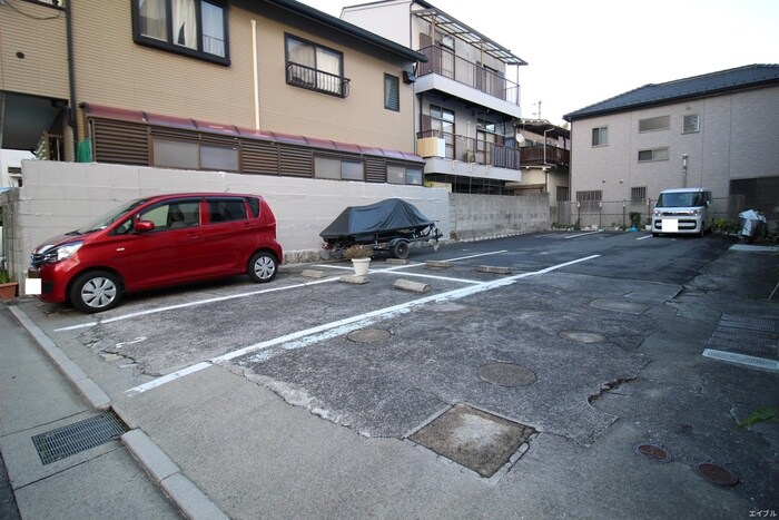 物件外観写真4　(駐車場)