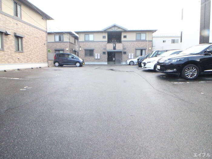 物件外観写真3　(駐車場)