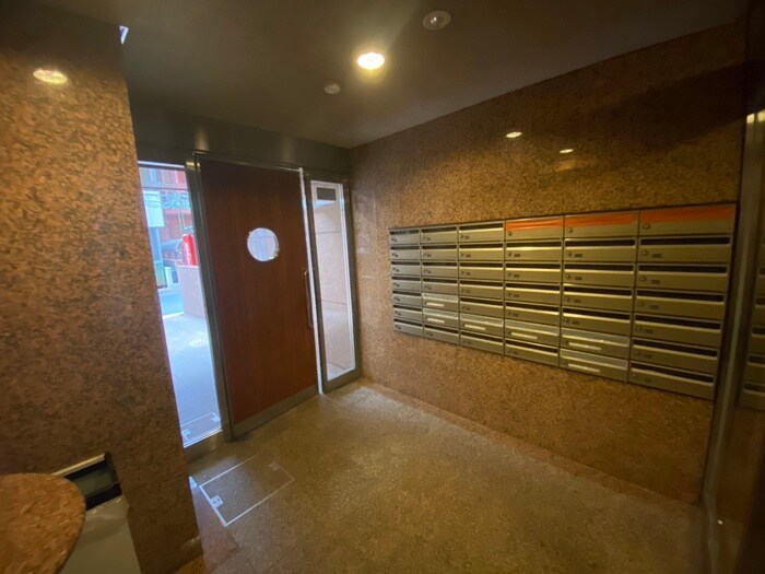 物件外観写真6　(エントランス部分)