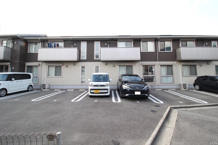 物件外観写真2　(駐車場)