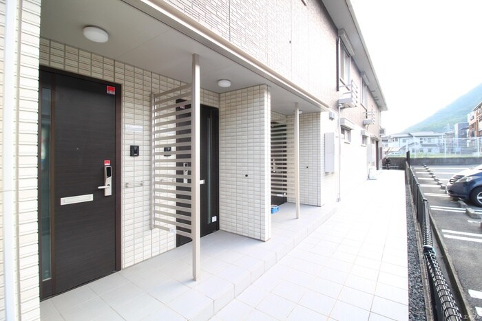 物件外観写真5　(エントランス部分)