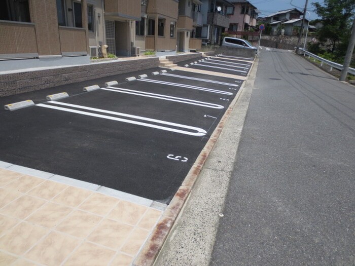 物件外観写真3　(駐車場)