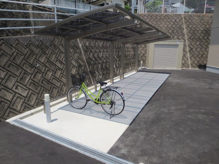 物件外観写真4　(駐輪場)