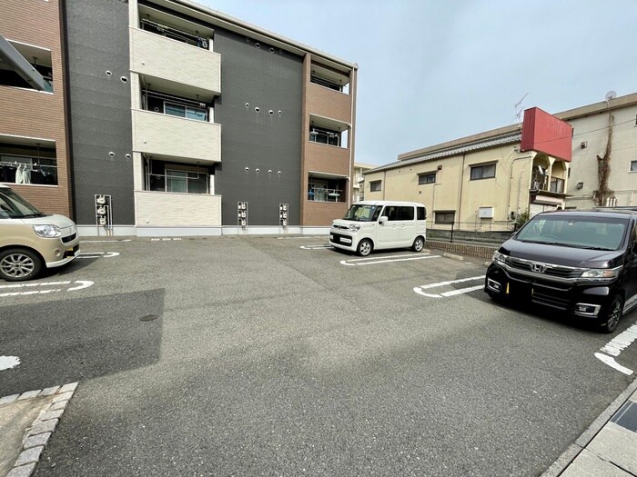 物件外観写真3　(駐車場)