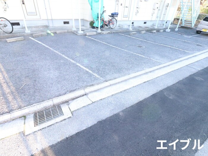 物件外観写真4　(駐車場)