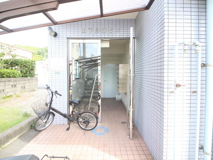 物件外観写真3　(エントランス部分)