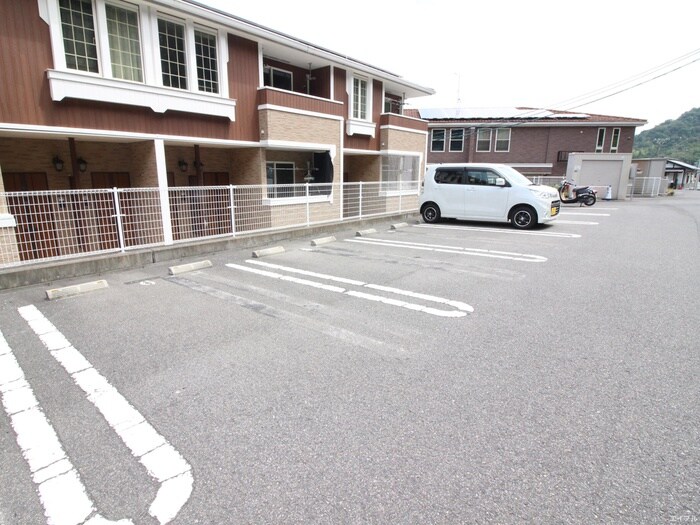 物件外観写真2　(駐車場)