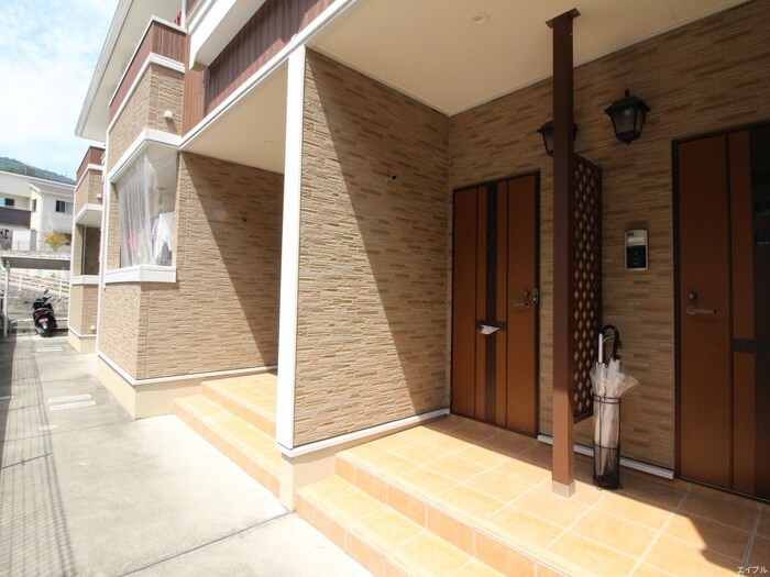 物件外観写真5　(エントランス部分)