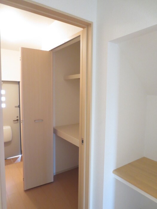 物件内観写真13　(玄関)