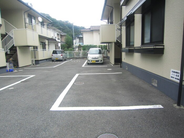 物件外観写真4　(駐車場)