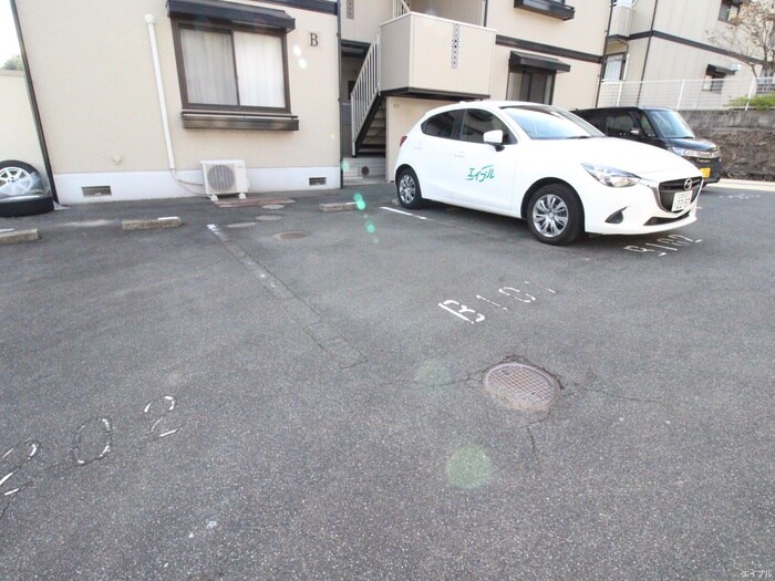 物件外観写真3　(駐車場)