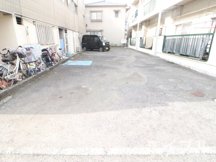 物件外観写真2　(駐車場)