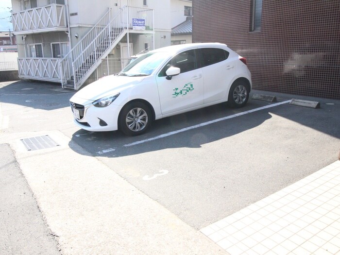 物件外観写真2　(駐車場)