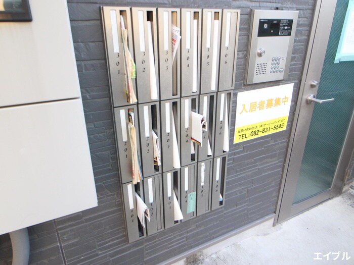 物件外観写真3　(エントランス部分)