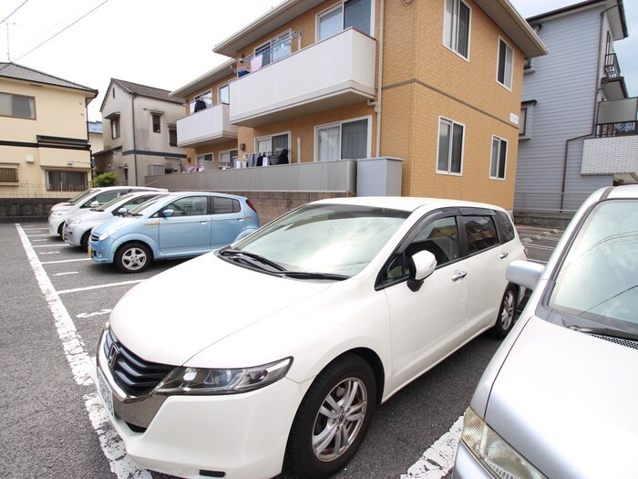物件外観写真3　(駐車場)