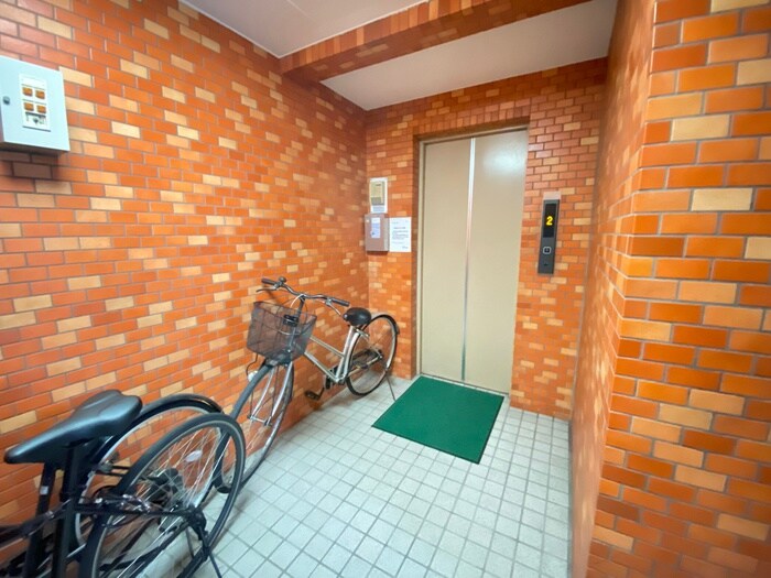 物件外観写真1　(エントランス部分)