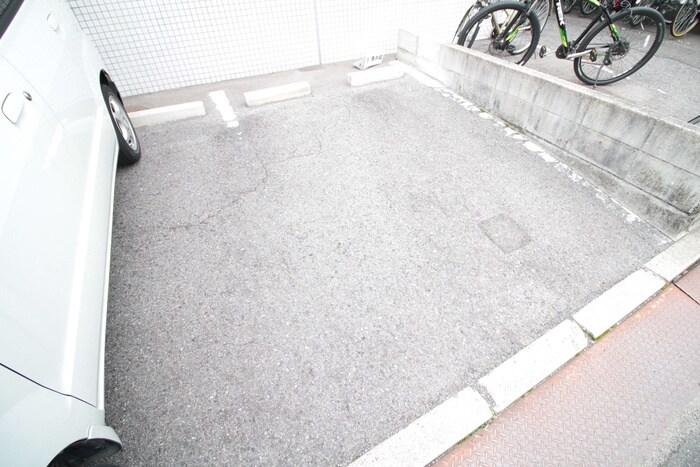 物件外観写真3　(駐車場)