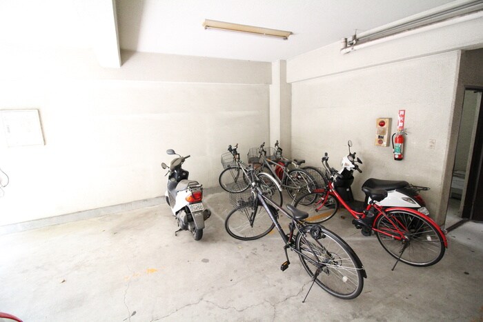 物件外観写真2　(駐輪場)