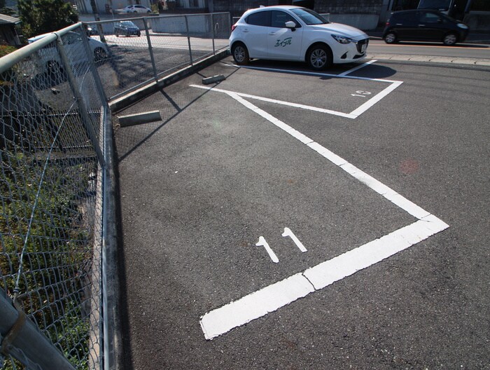 物件外観写真3　(駐車場)