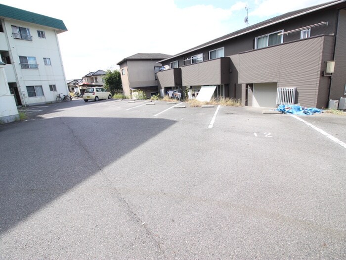 物件外観写真3　(駐車場)