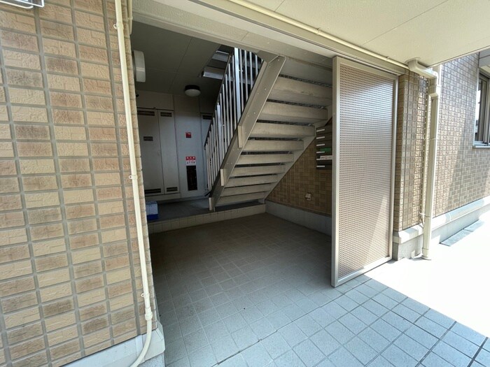 物件外観写真3　(エントランス部分)