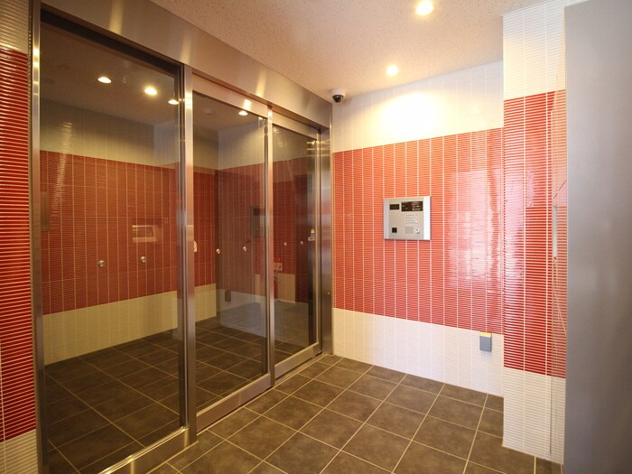 物件外観写真4　(エントランス部分)