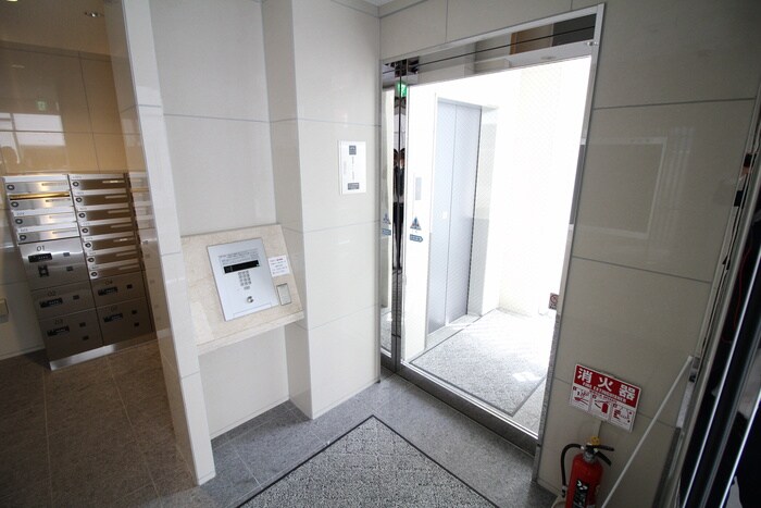 物件外観写真4　(エントランス部分)