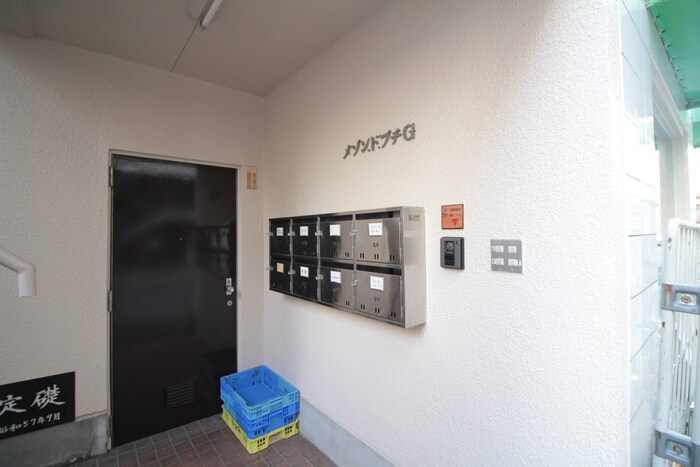 物件外観写真2　(エントランス部分)