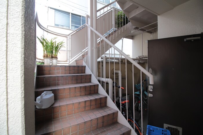 物件外観写真3　(エントランス部分)