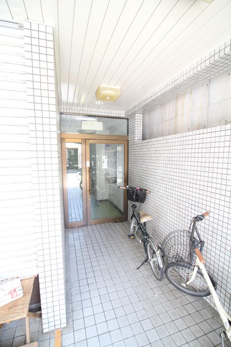 物件外観写真2　(エントランス部分)