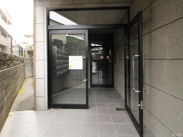 物件外観写真6　(エントランス部分)