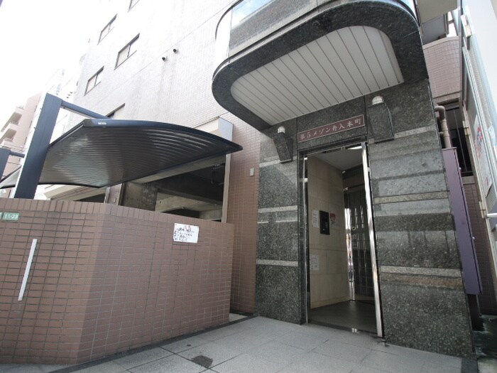 物件外観写真2　(エントランス部分)