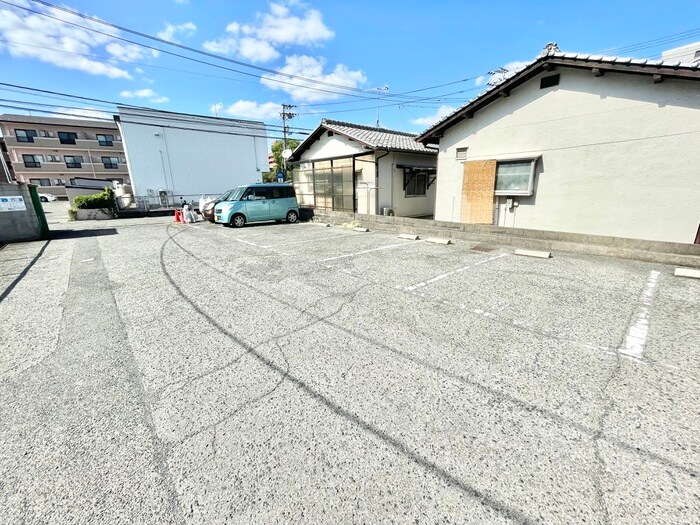 物件外観写真2　(駐車場)