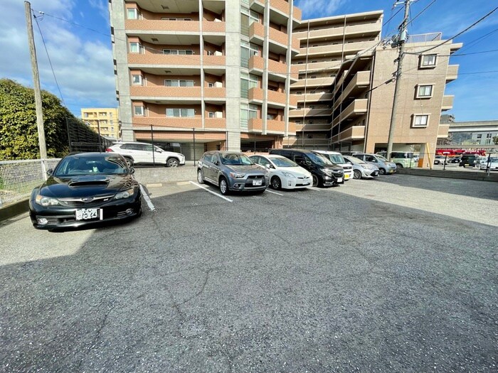 物件外観写真3　(駐車場)