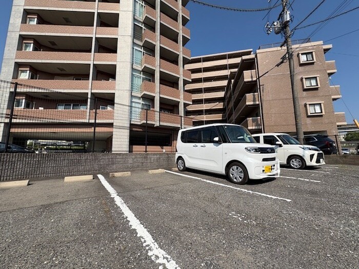 物件外観写真3　(駐車場)