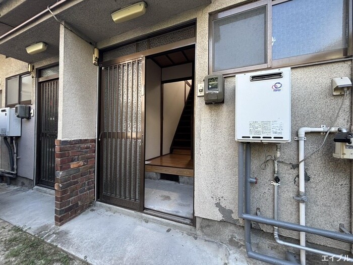 物件外観写真2　(エントランス部分)