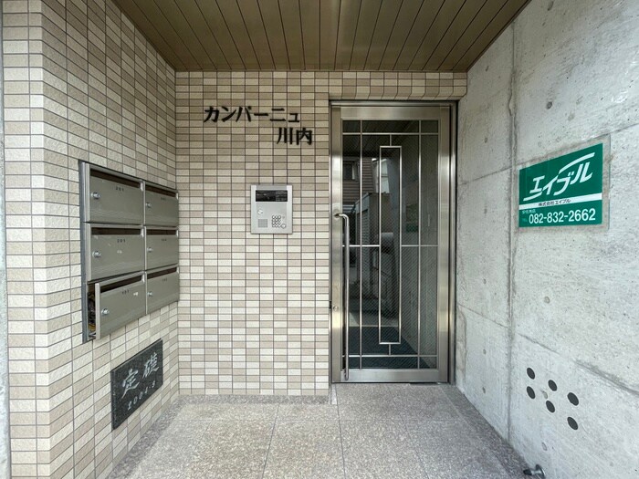 物件外観写真2　(エントランス部分)