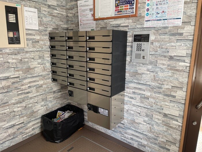 物件外観写真2　(エントランス部分)