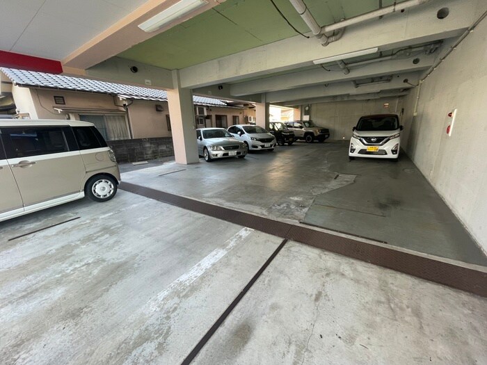 物件外観写真4　(駐車場)