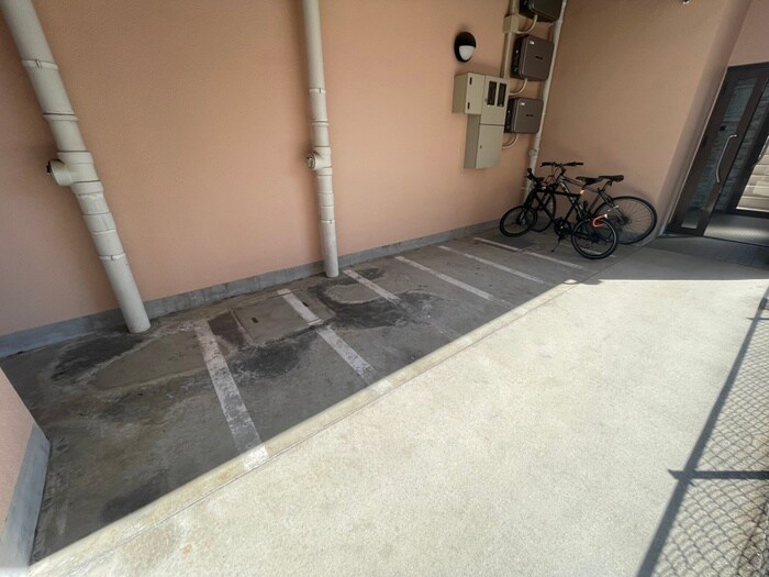 物件外観写真5　(駐輪場)